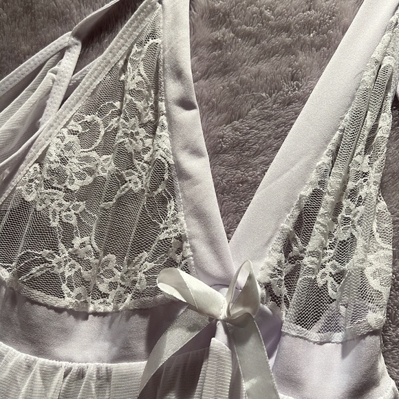 White teddy w/matching g string, lace mesh & satin - Picture 2 of 2